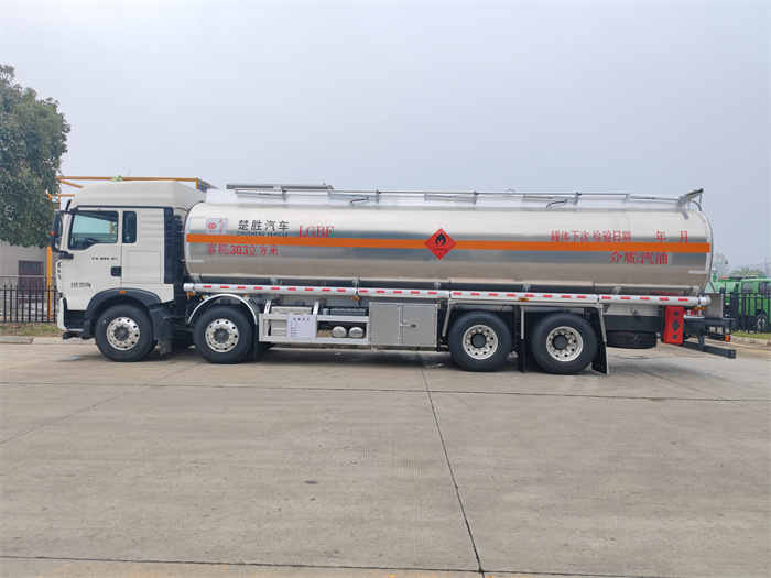 重汽豪沃30.3方鋁合金運(yùn)油車 重汽豪沃30.3方鋁合金運(yùn)油車